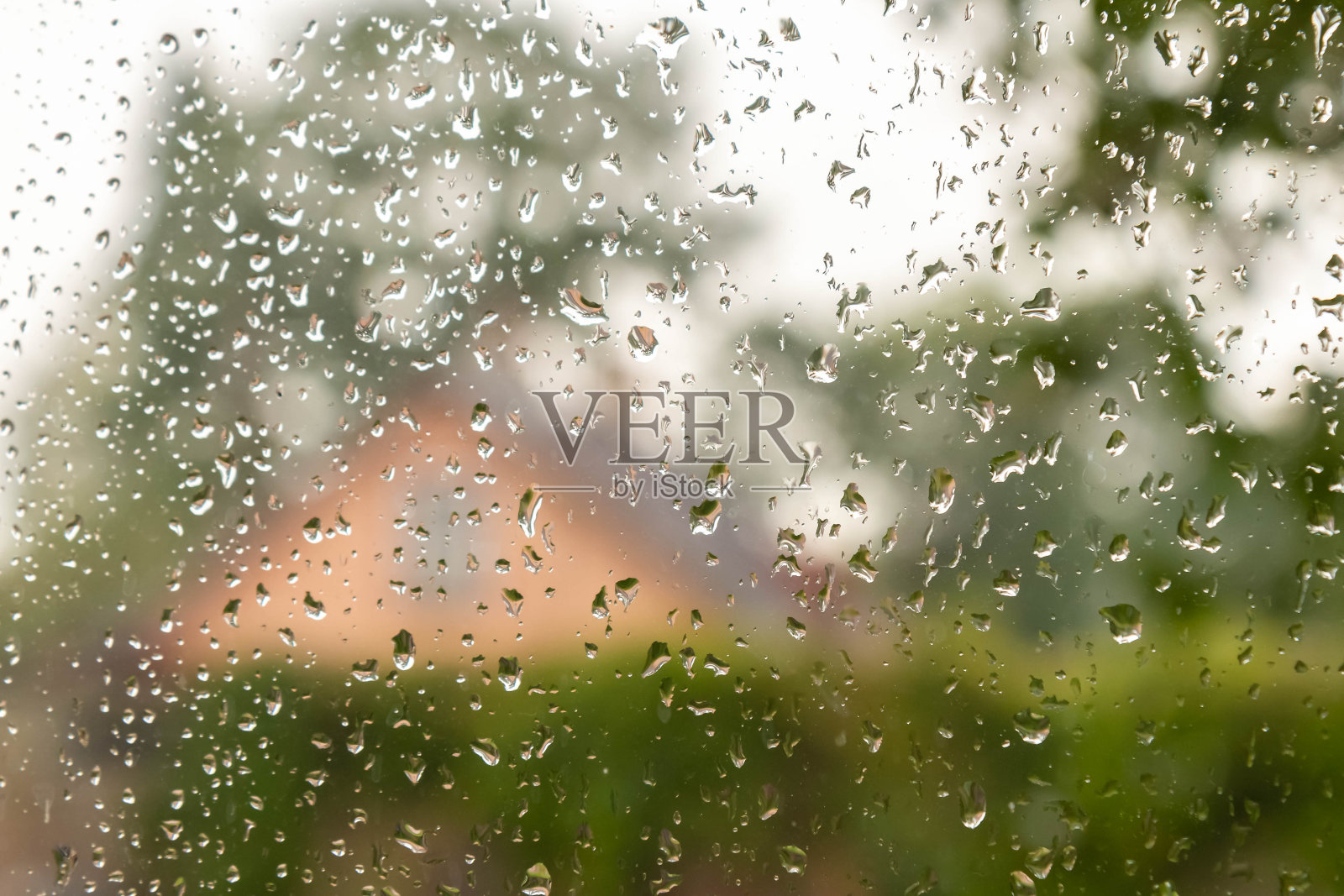秋日的乡村风景透过雨滴落在窗玻璃上照片摄影图片