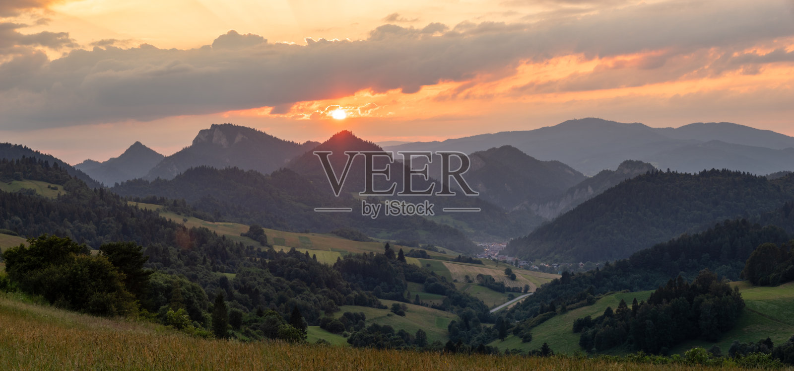 斯洛伐克Pieniny国家公园山谷中的日落照片摄影图片