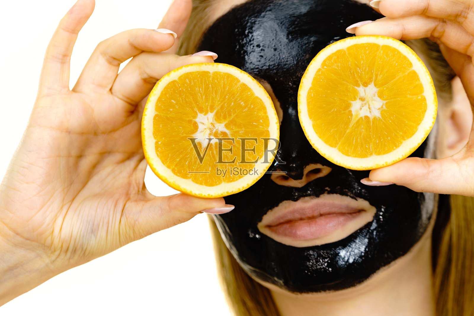 女孩黑色碳水化合物面膜在脸上持有橙色水果照片摄影图片