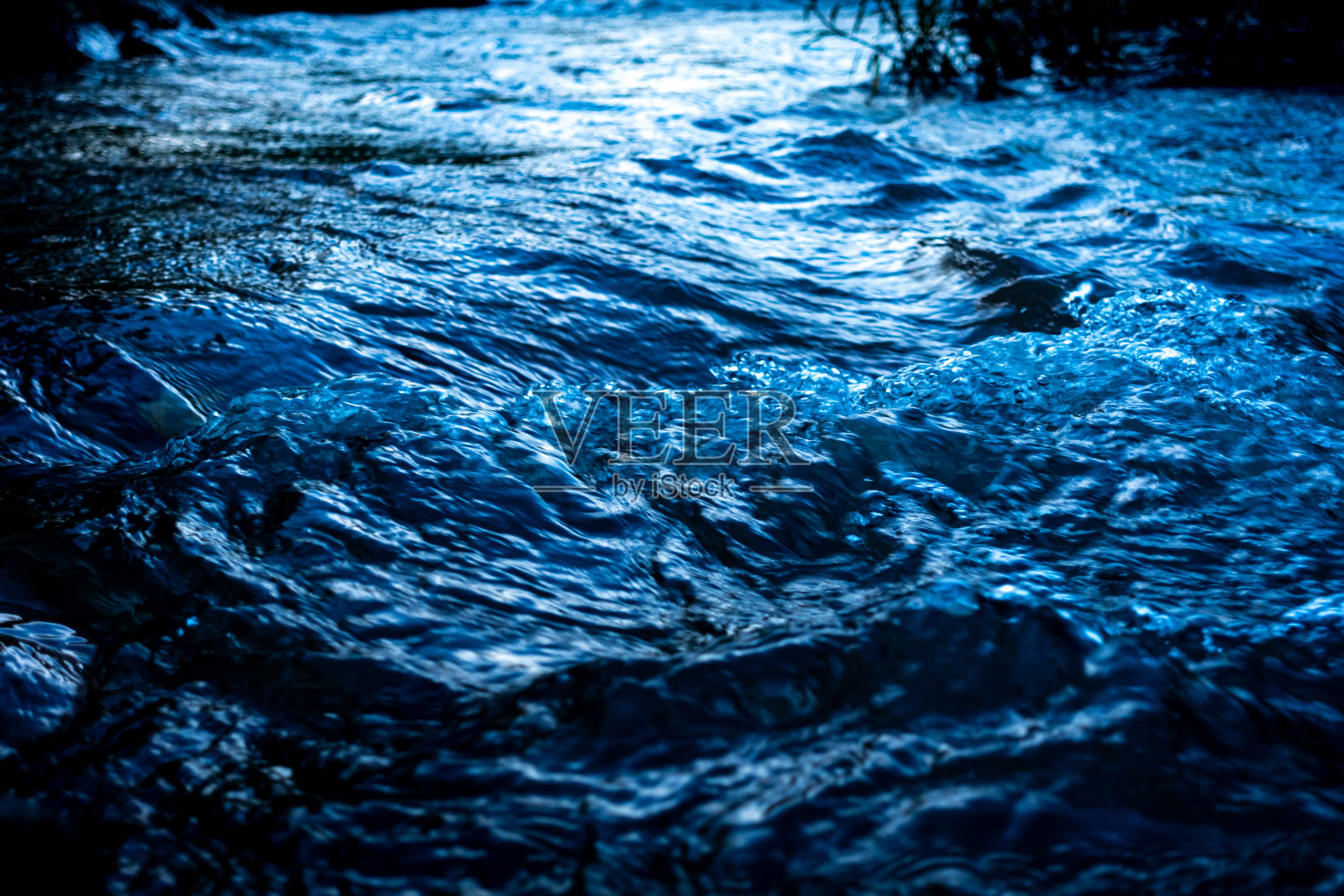 在黄昏的微光中流淌的河流照片摄影图片