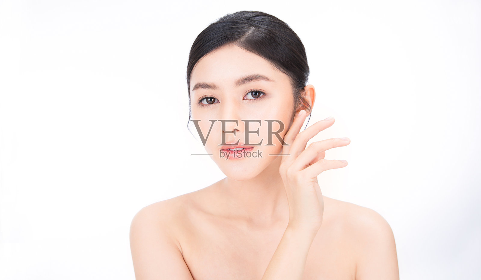 美丽的亚洲女人的特写肖像与公平完美的干净健康的容光焕发的皮肤手触摸脸颊，年轻美丽的亚洲女孩与漂亮的笑容在脸上。美容韩国诊所面部护肤横幅照片摄影图片