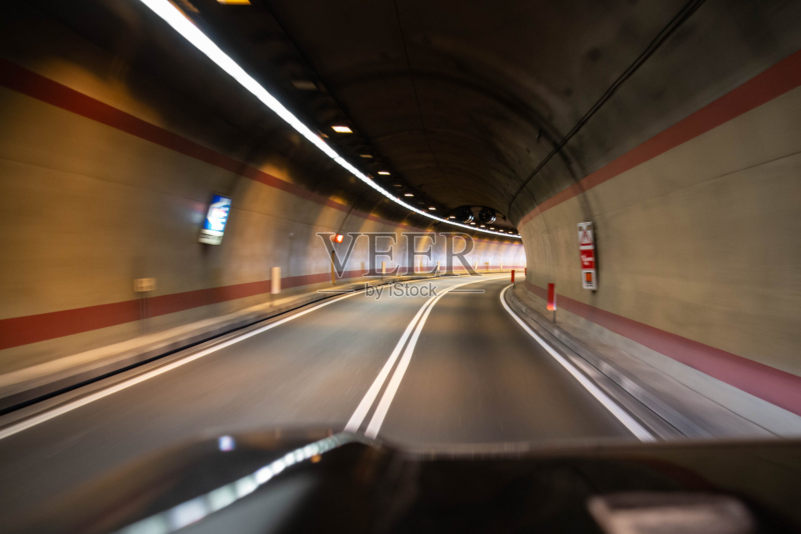 意大利加尔达湖的隧道照片摄影图片