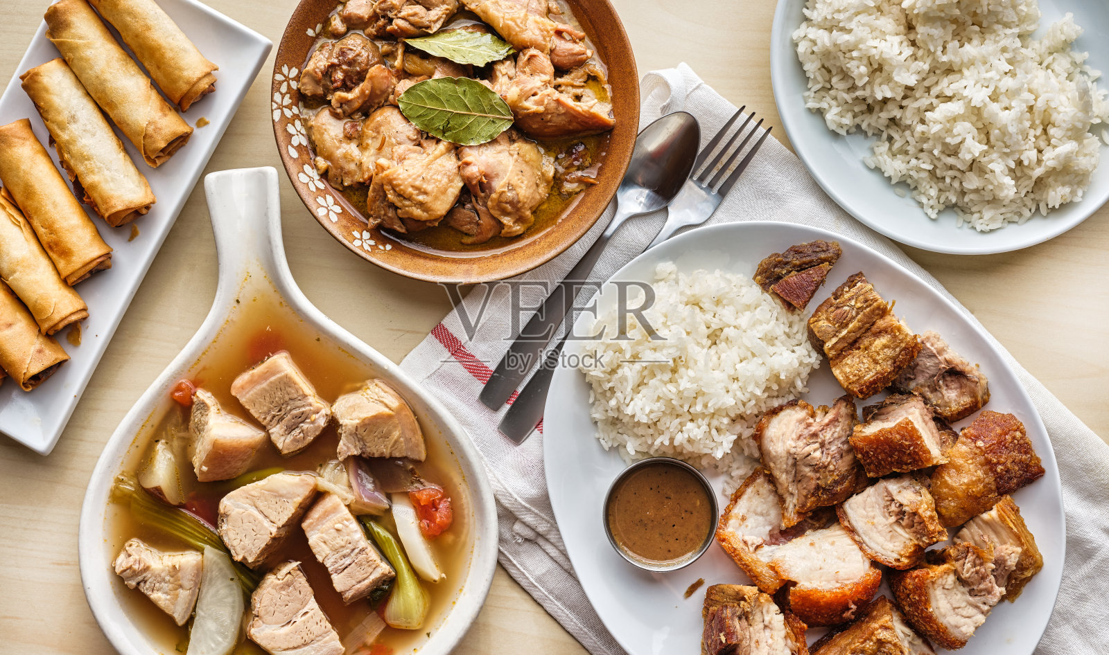与sinigang, lechon kawali和chicken adobo共进菲律宾晚餐照片摄影图片