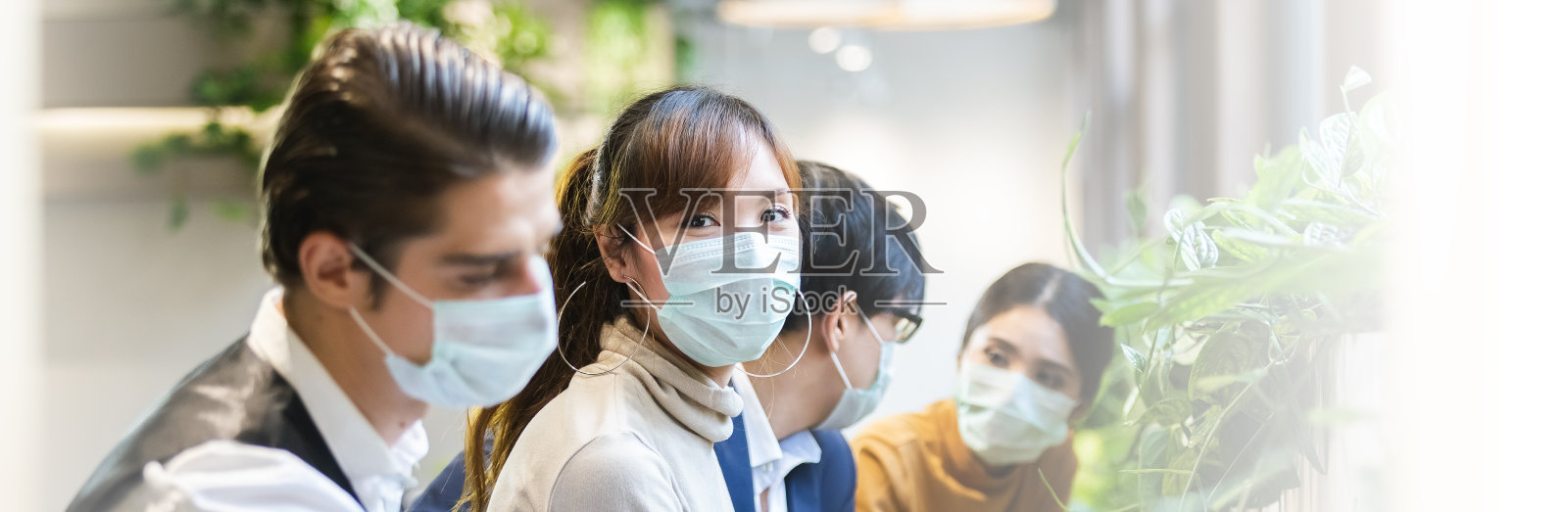 对佩戴医用口罩的商务人员进行密闭，以防止空气中的灰尘和病毒。照片摄影图片