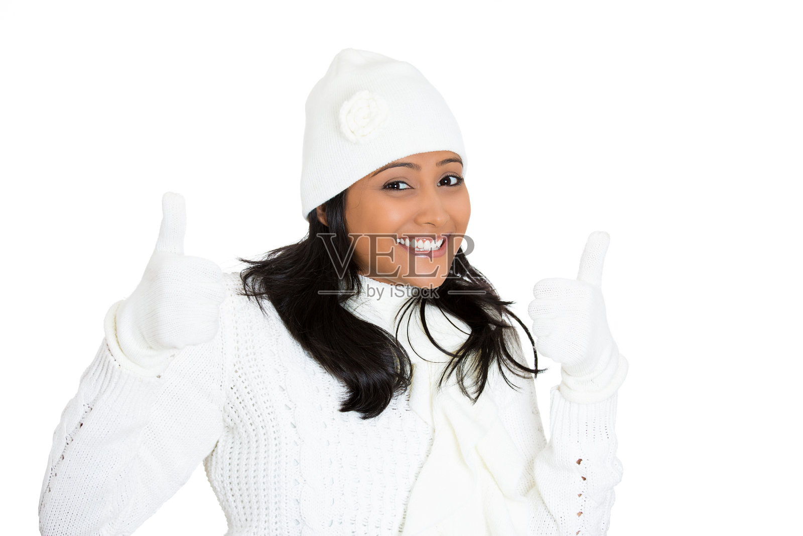 年轻，美丽，微笑的女人的肖像穿着冬季装备，围巾，手套显示ok拇指向上的标志照片摄影图片