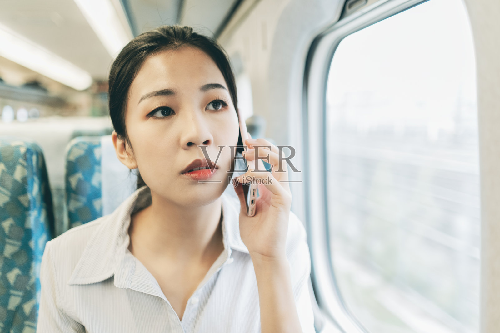美丽的女商人坐在高铁里。商务旅行的概念。照片摄影图片