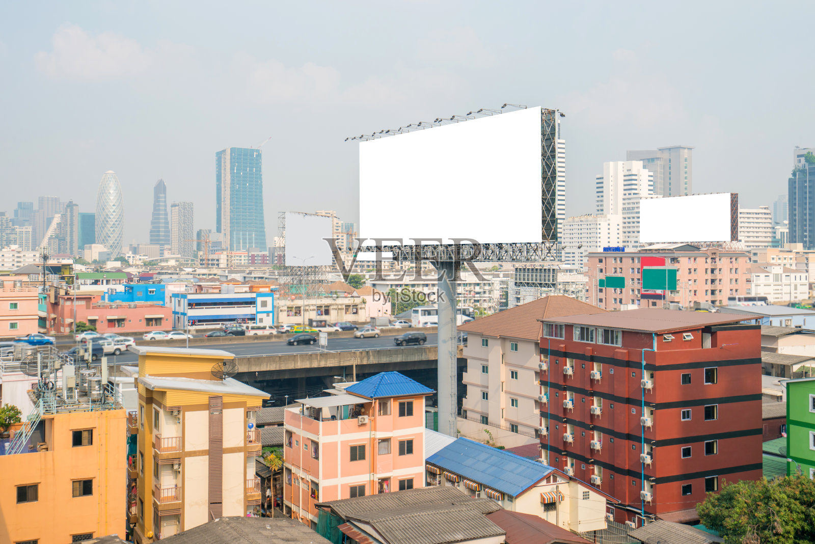 空白广告牌的原型形象，在城市道路上为广告背景的白色屏幕海报照片摄影图片