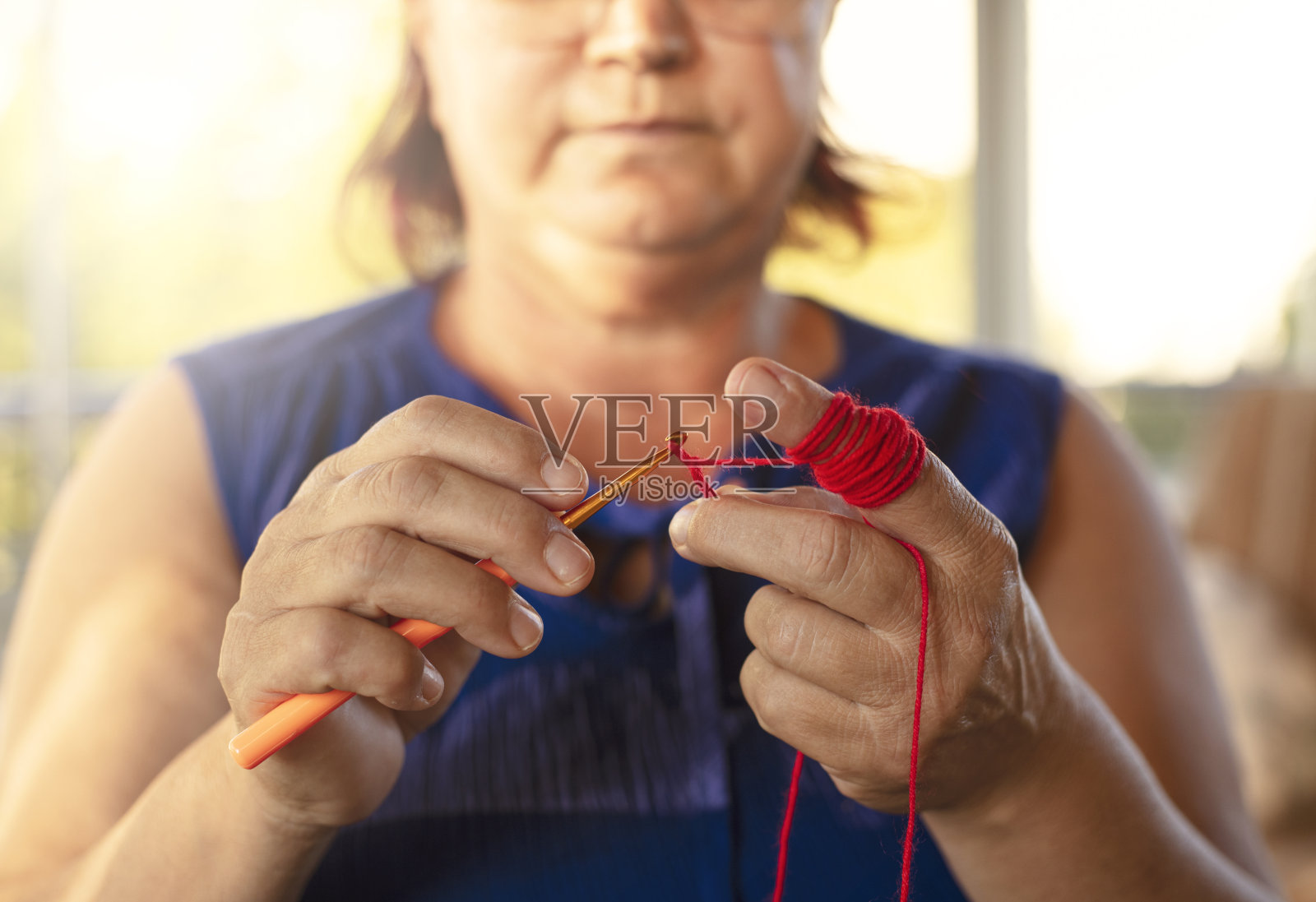 近距离的编织女人的手照片摄影图片