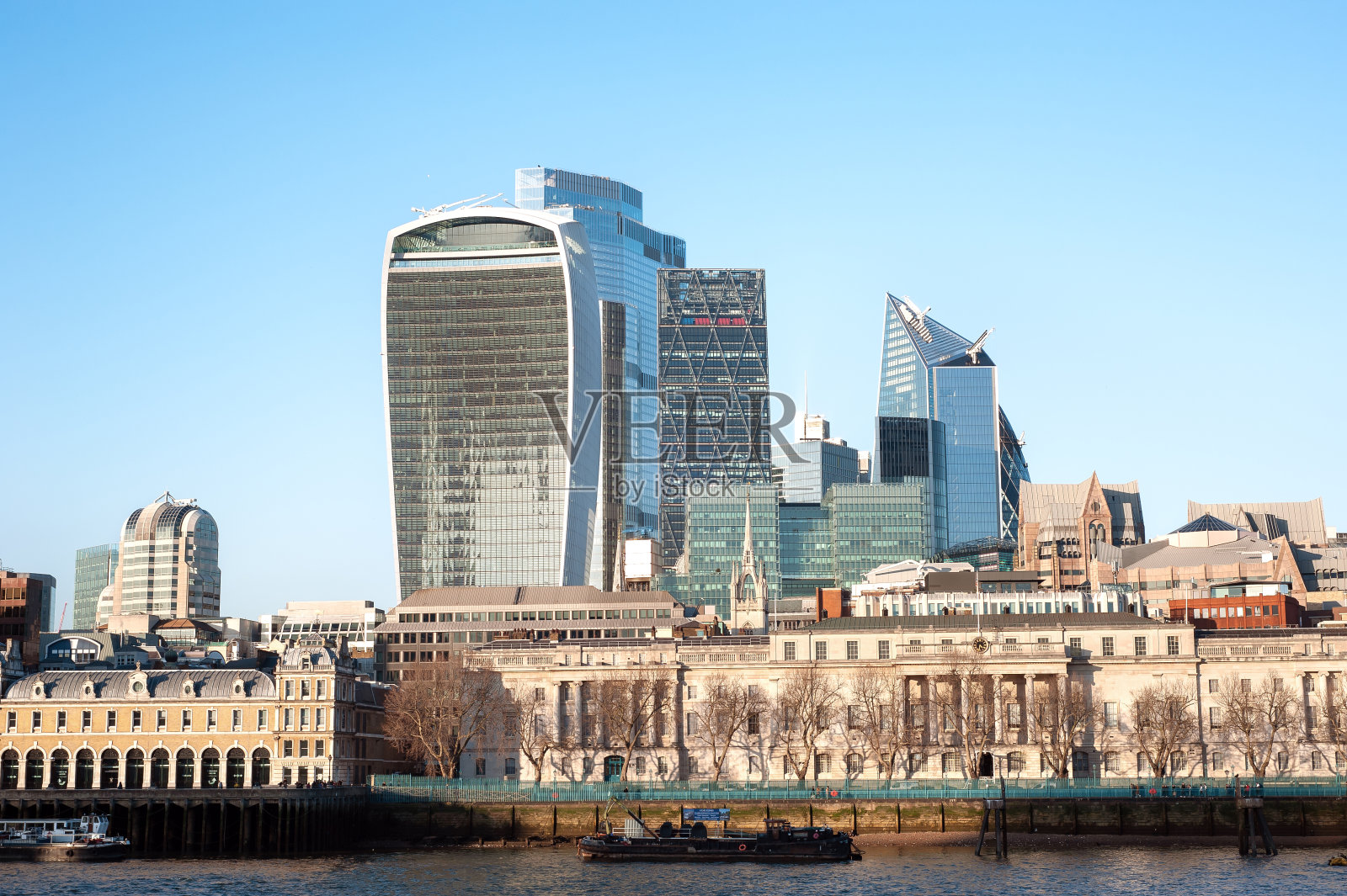 前景中的海关大楼，俯瞰着伦敦金融城的摩天大楼照片摄影图片