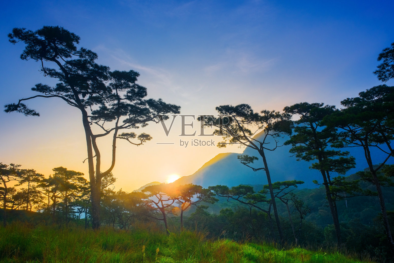 泰国福梭岛国家公园的日出景观山。照片摄影图片