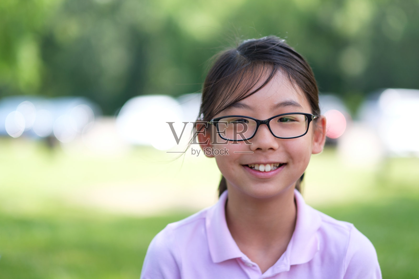 亚洲女孩肖像微笑在公园照片摄影图片