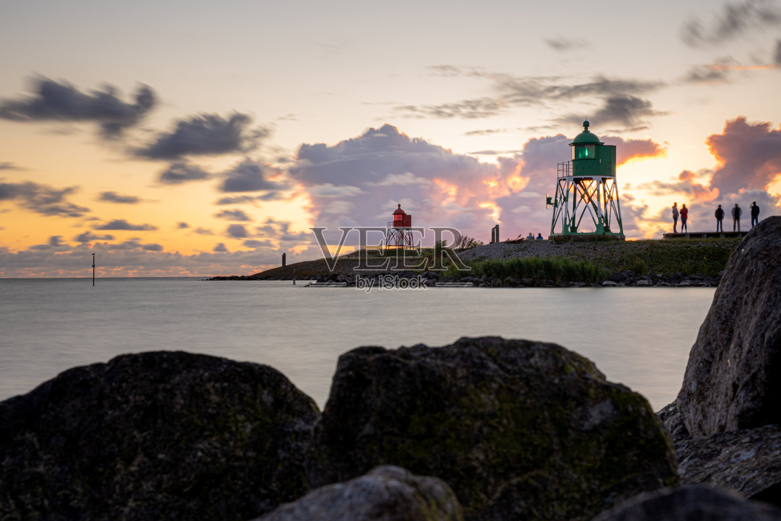 港口灯在防波堤海景与令人惊叹的天空日落照片摄影图片