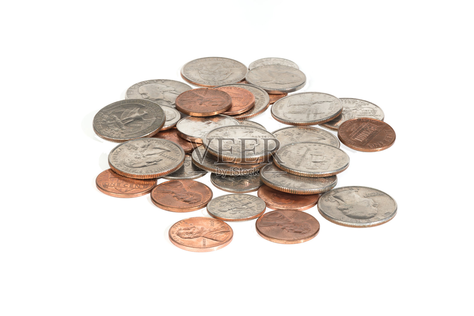 这是一堆美国硬币的特写——美分、一角和二角五分的硬币照片摄影图片