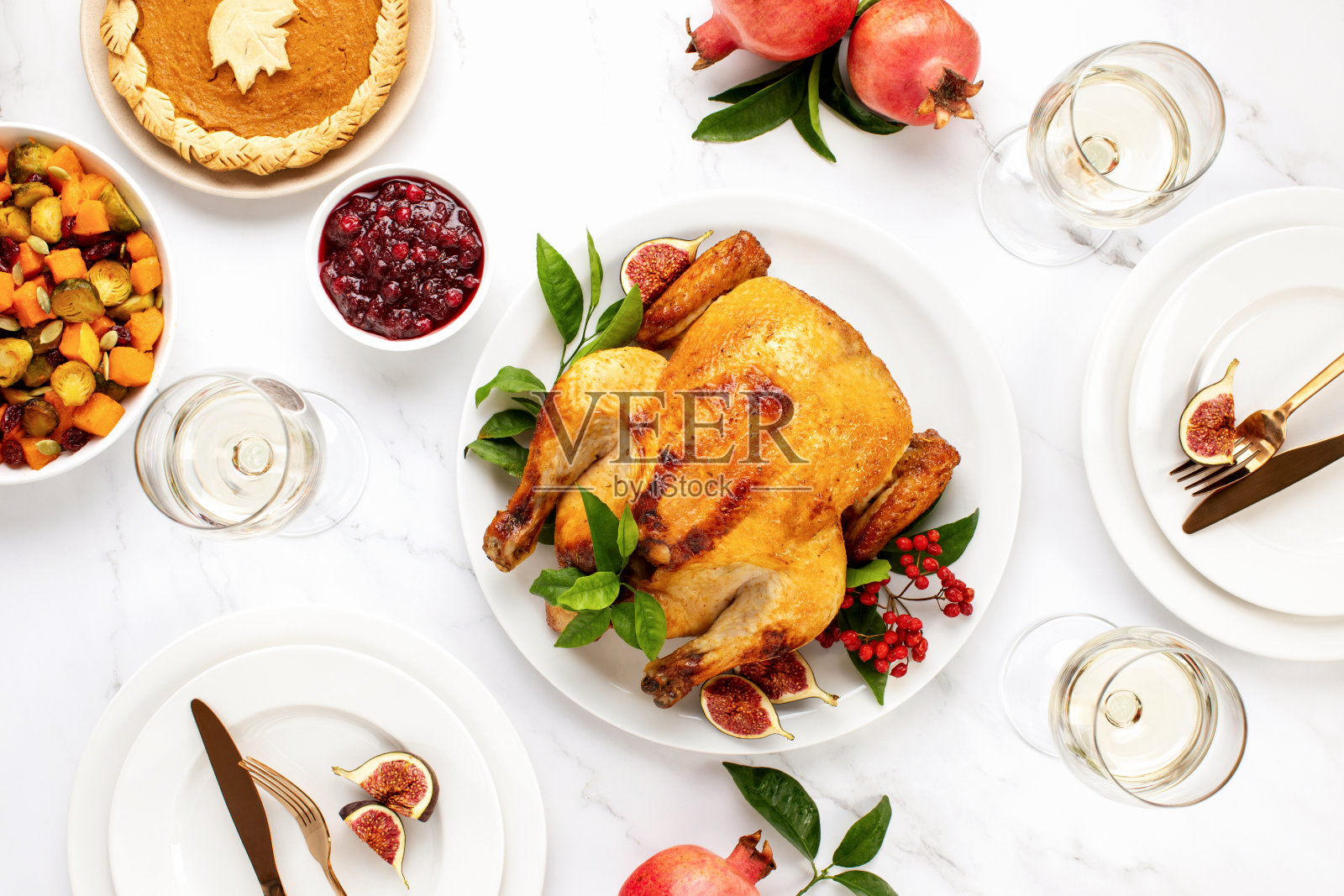 火鸡或鸡肉配上淡白葡萄酒作为节日晚餐，从上往下看照片摄影图片