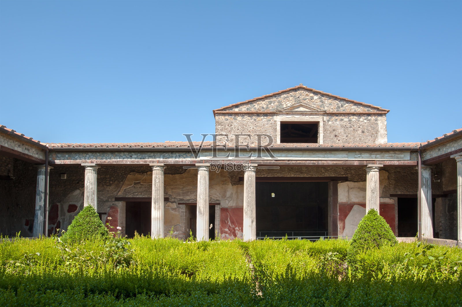夏天在意大利庞贝的米南德房子的柱廊(花园)照片摄影图片