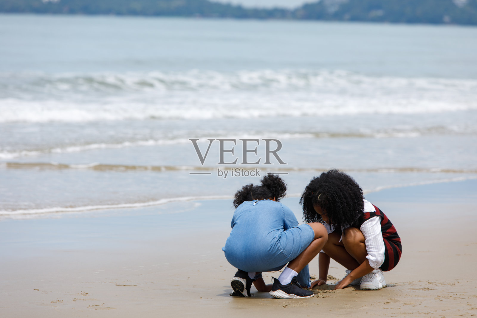 一群非洲孩子在沙滩上玩沙子照片摄影图片