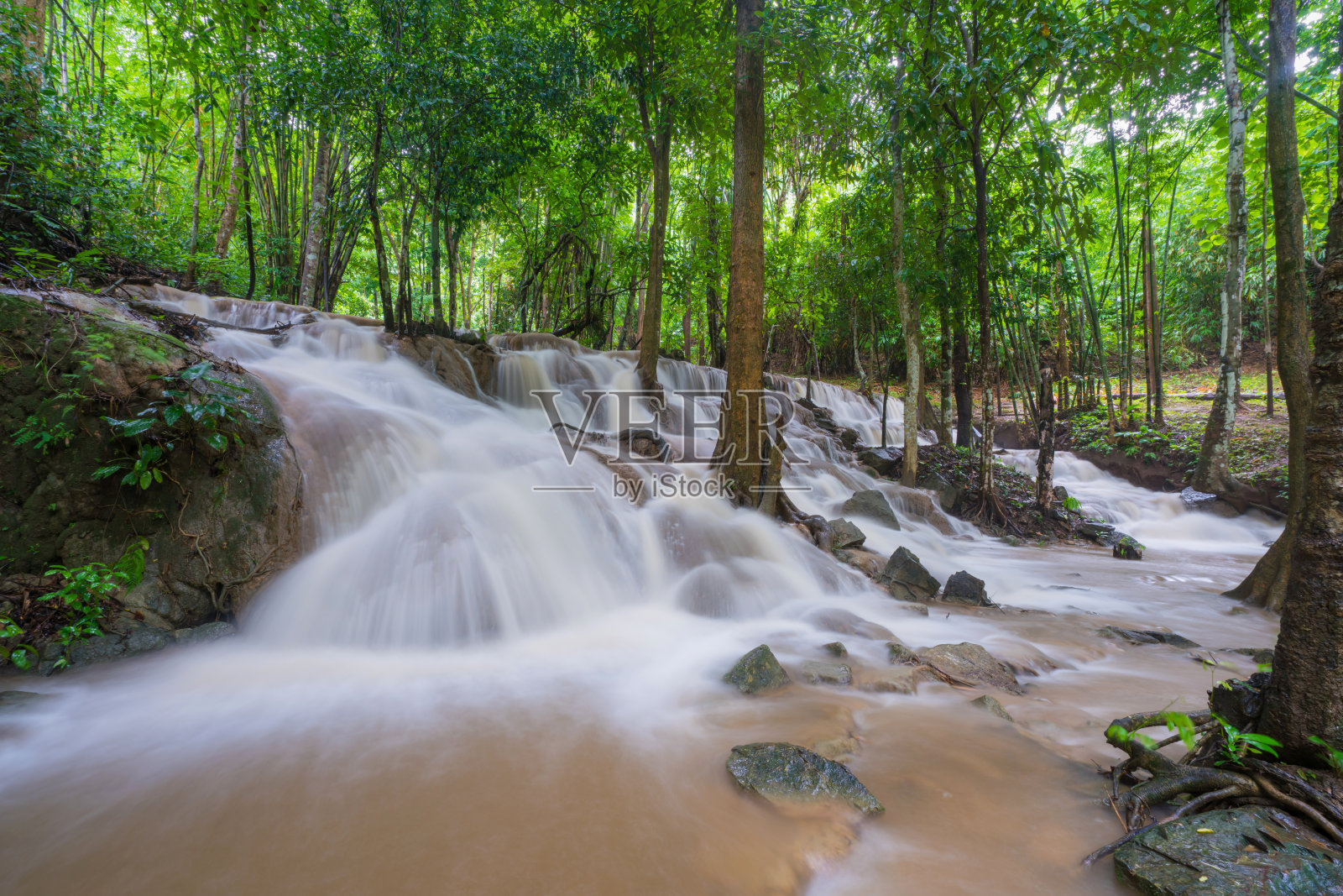 在北碧府的Khuean Srinagarindra国家公园的热带雨林中的Pha Tad瀑布。照片摄影图片