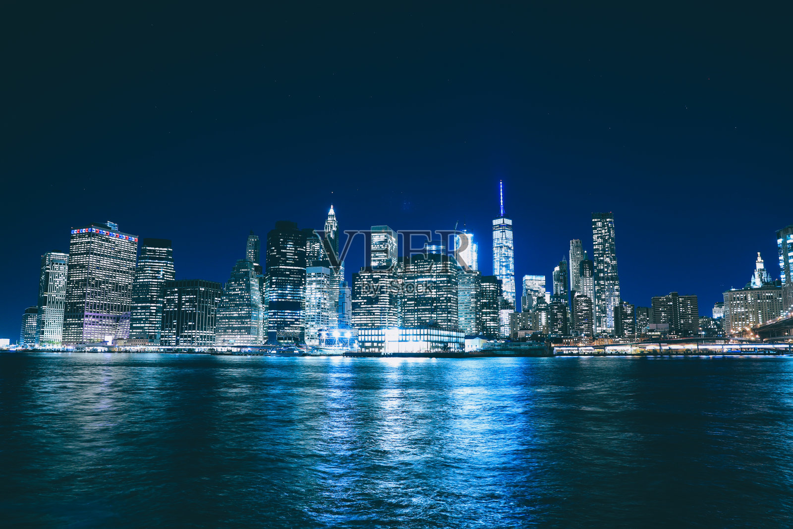 纽约曼哈顿的夜景，布鲁克林大桥公园照片摄影图片