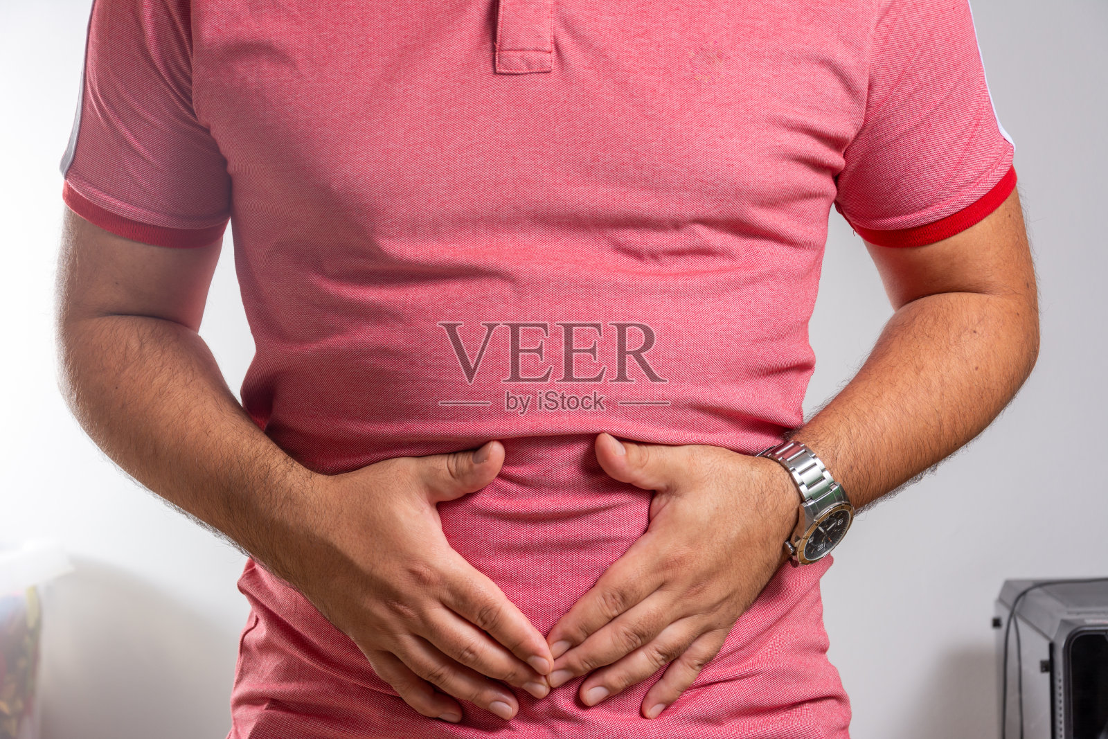 一个人摸自己的胃，概念胃疼和别人的胃病。照片摄影图片