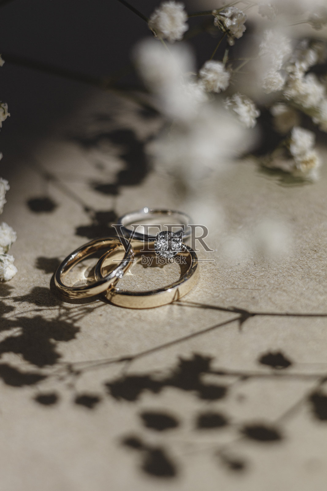 订婚戒指和结婚戒指照片摄影图片