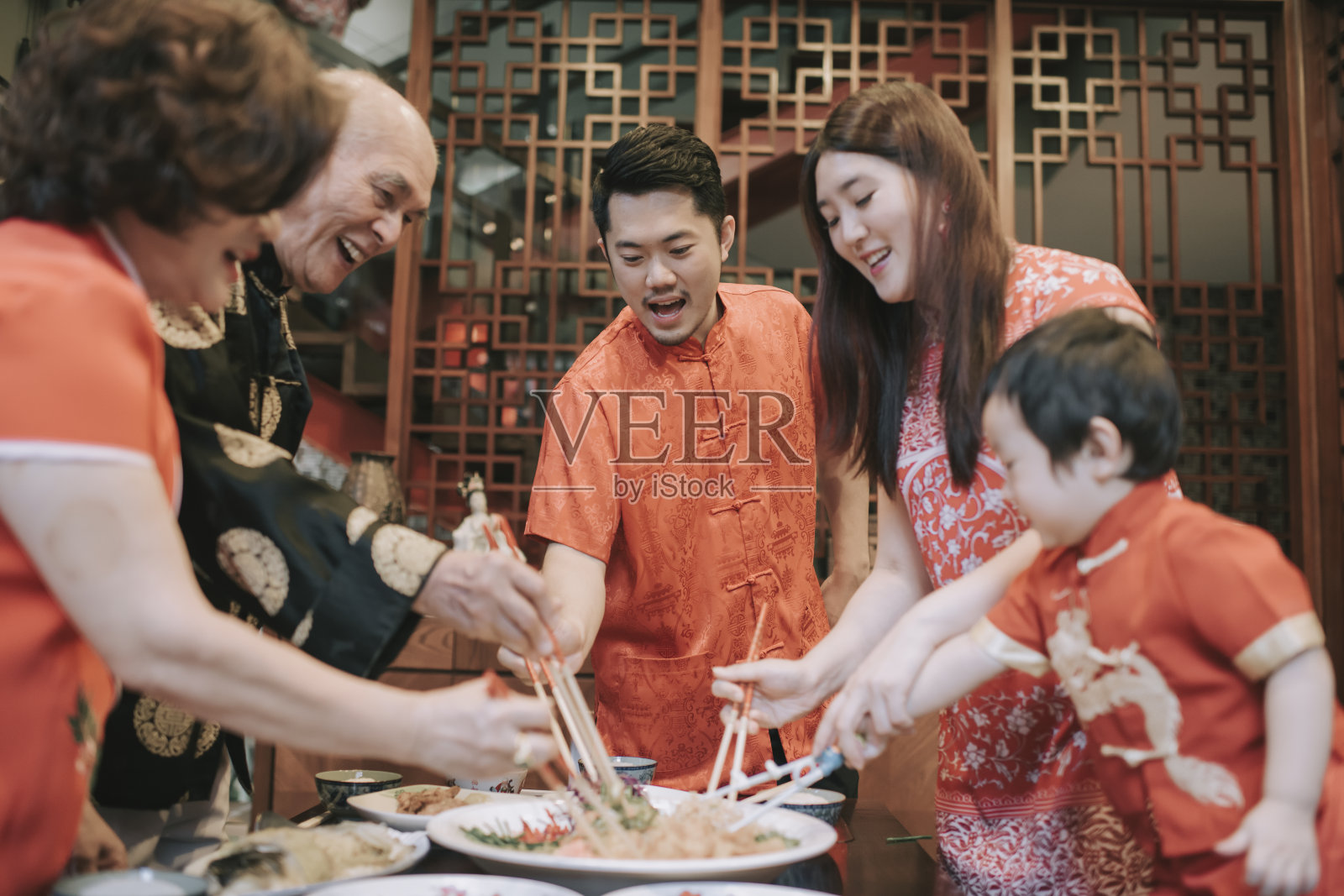亚洲华人家庭农历新年团圆饭吃传统菜肴生鱼刘生怡生照片摄影图片