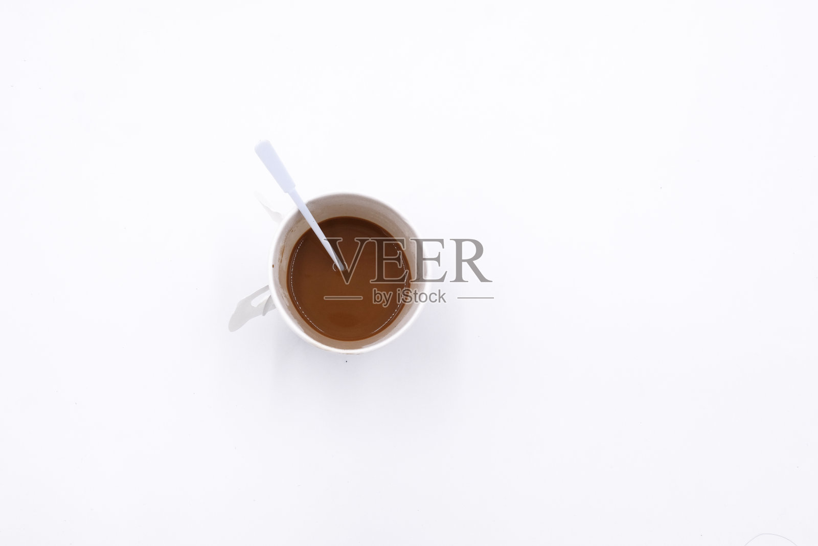 顶视图的纸杯咖啡在白色的背景照片摄影图片