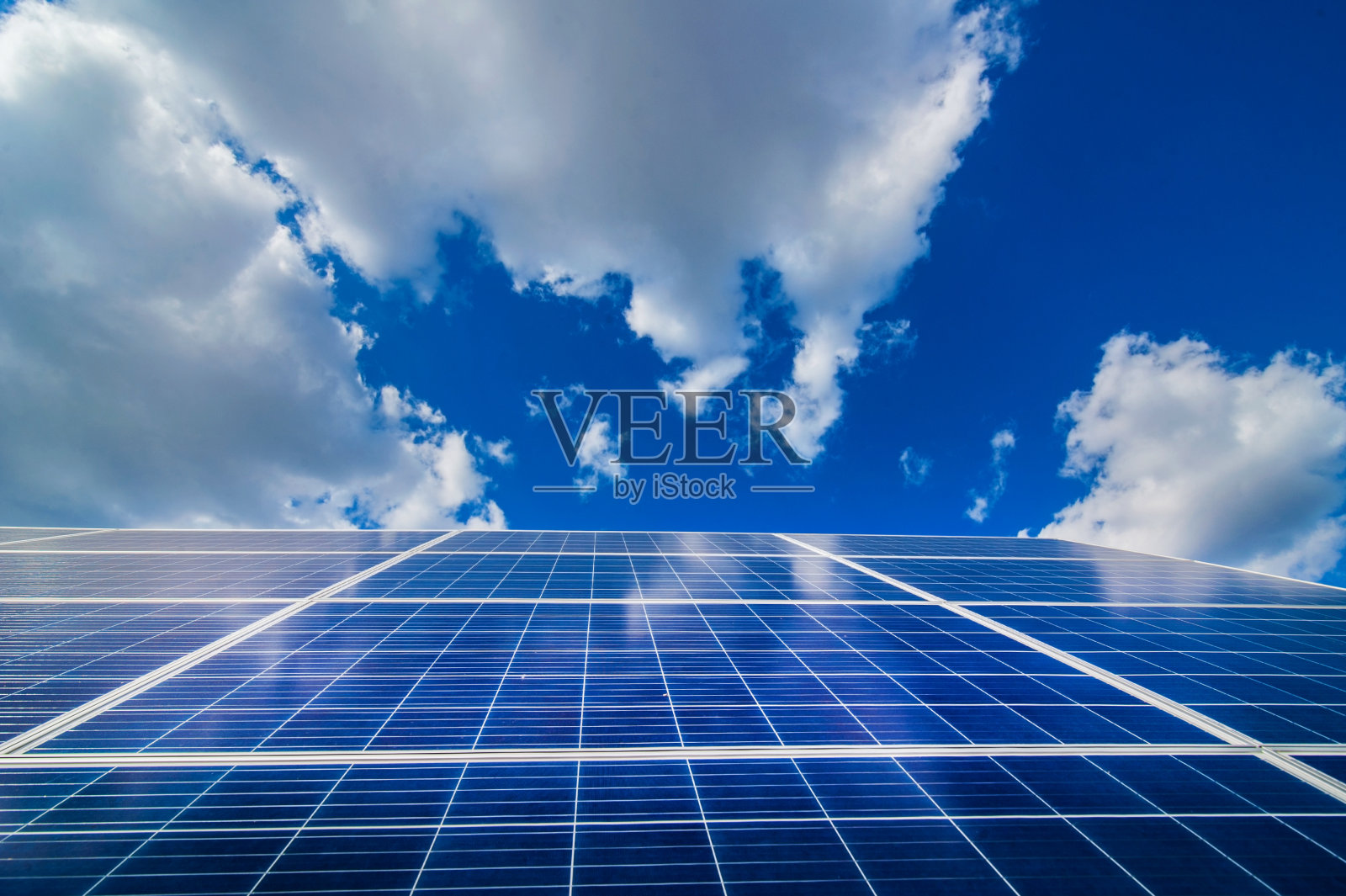 太阳能电池板供电系统，可俯瞰天空与云彩照片摄影图片