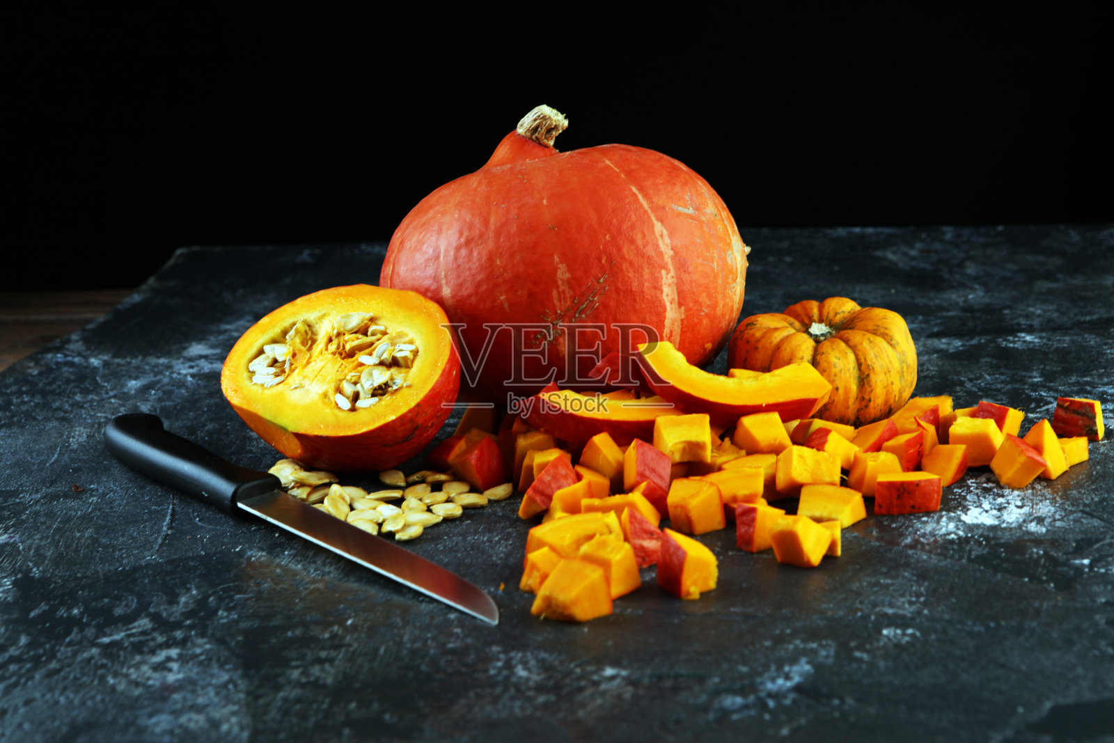 南瓜和南瓜片秋季健康食品营养季节性蔬菜概念照片摄影图片