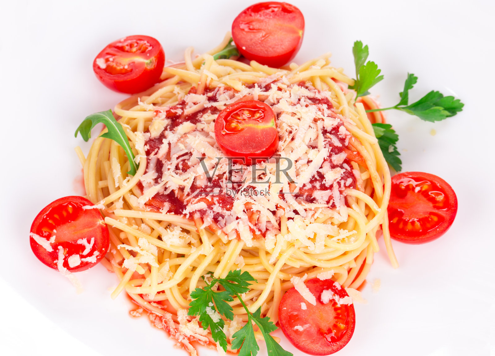 意大利面加番茄酱和香草。照片摄影图片