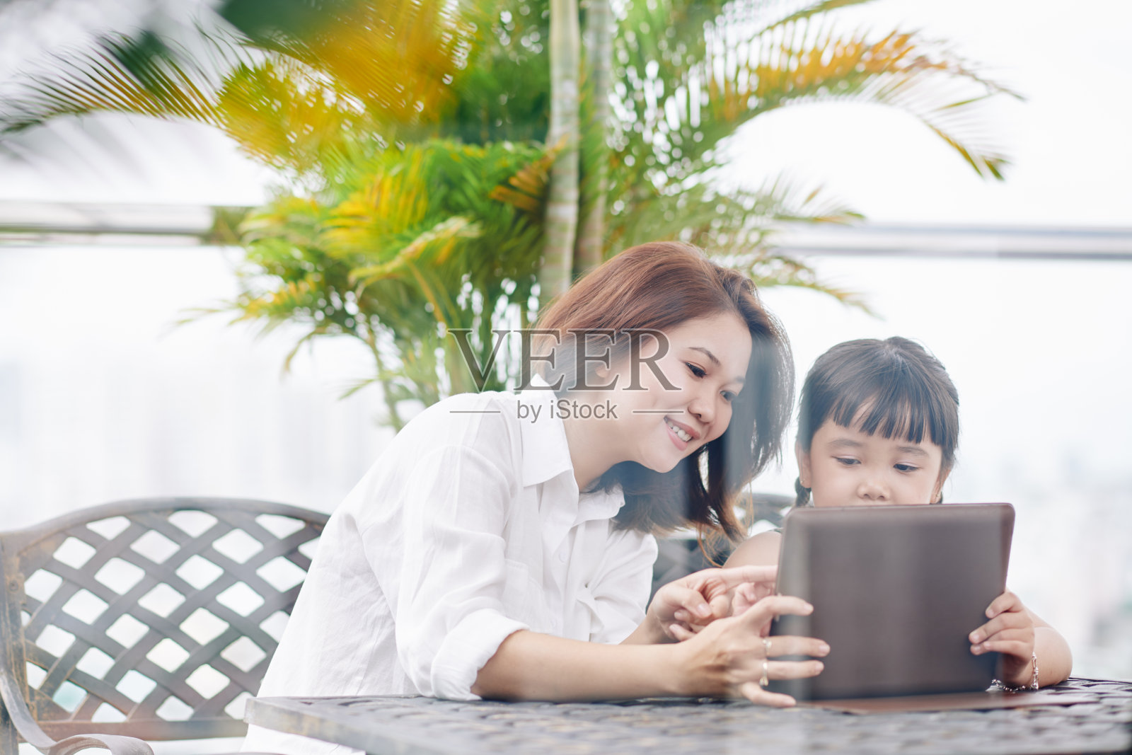 母亲和女儿用平板电脑照片摄影图片