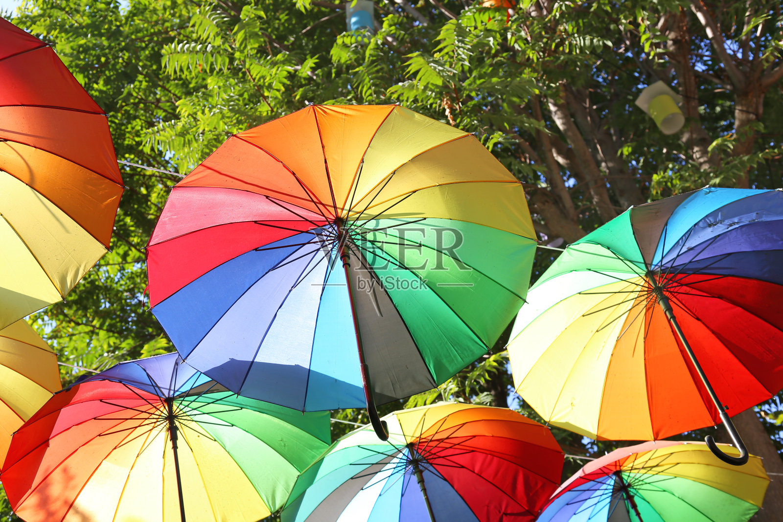 天花板上挂着彩虹伞照片摄影图片