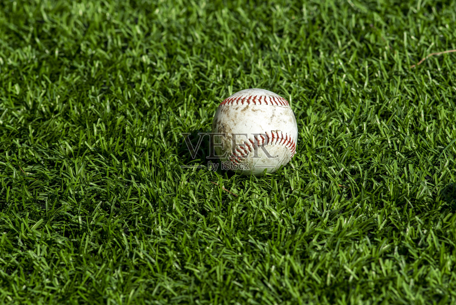 户外草地上的棒球照片摄影图片