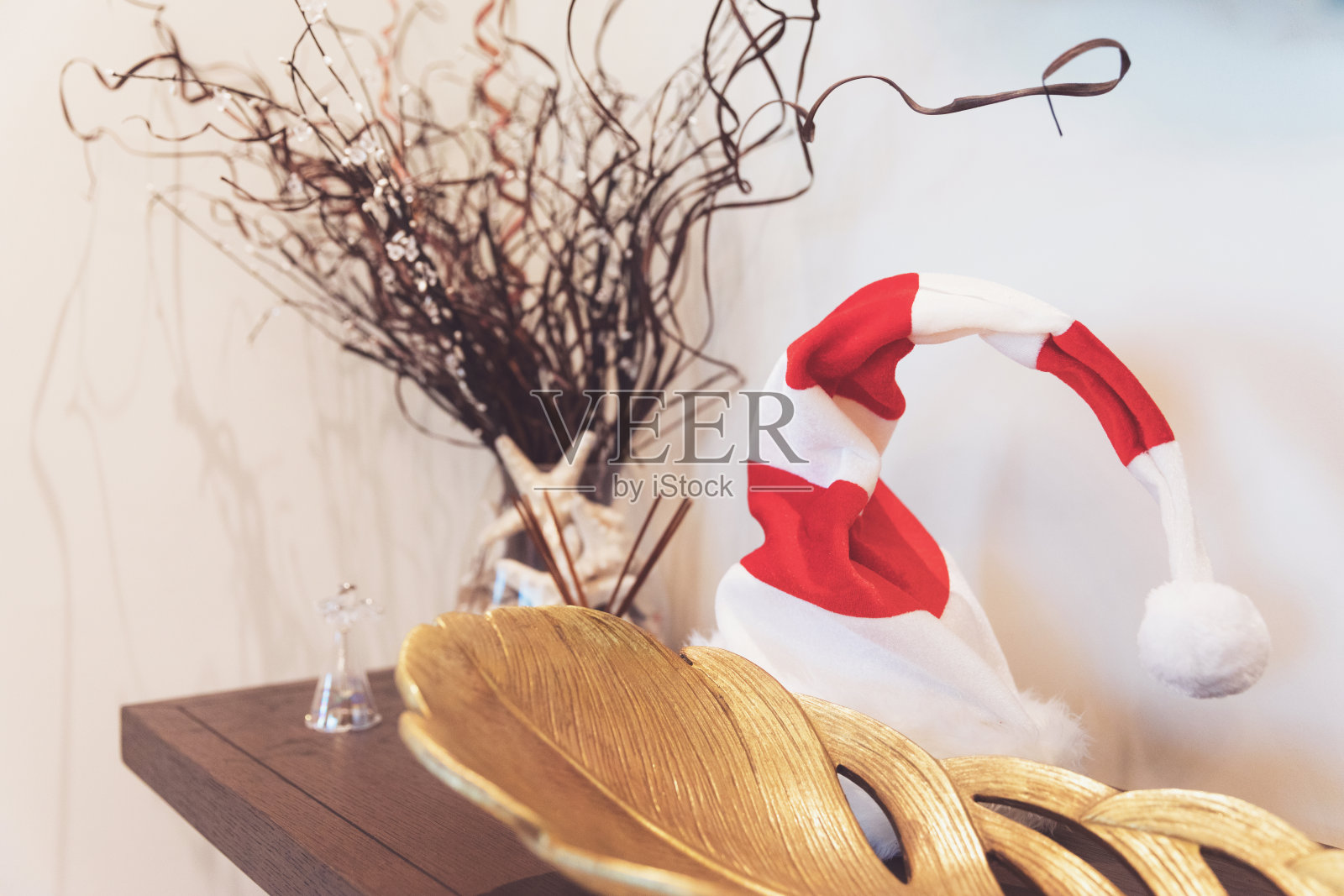 圣诞派对-圣诞老人帽在餐具柜里照片摄影图片