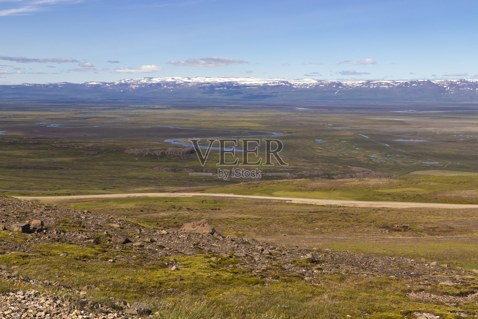 冰岛的景观。冰岛东部Borgarfjordur Eystri。从山顶俯瞰一个美丽的山谷，有河流和山脉。照片摄影图片
