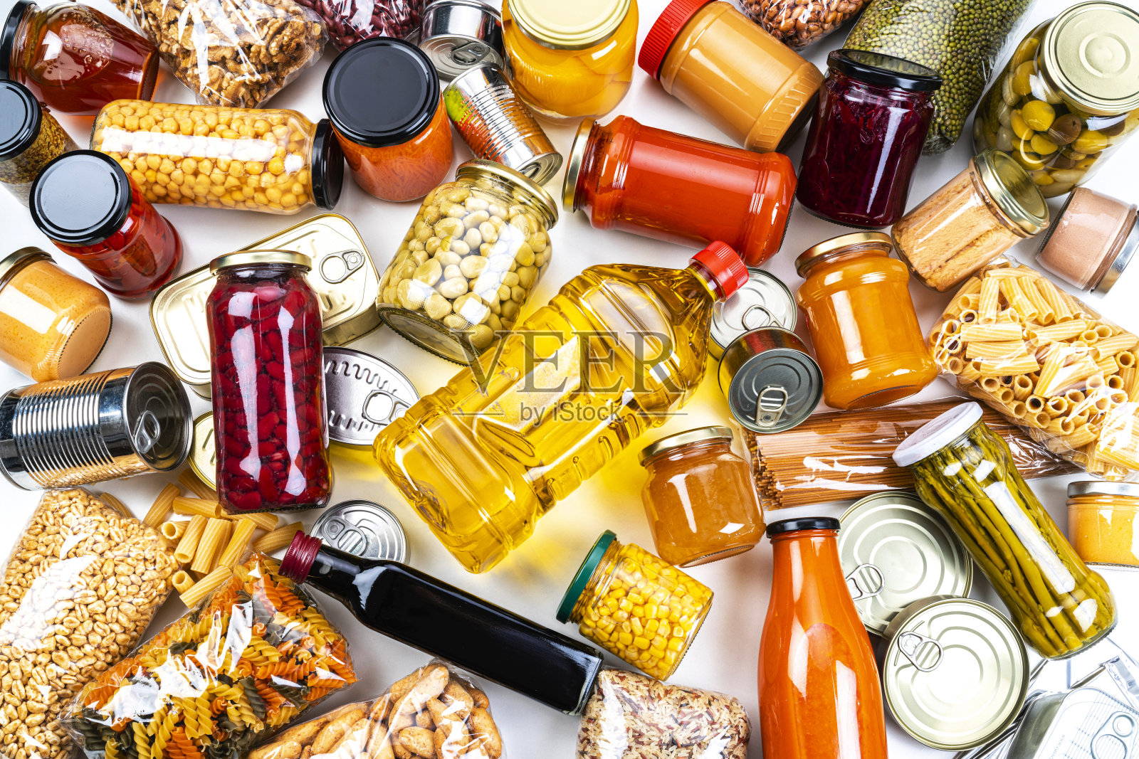 不易腐坏的食品背景:罐头食品，保存物，酱料和油。顶视图。照片摄影图片