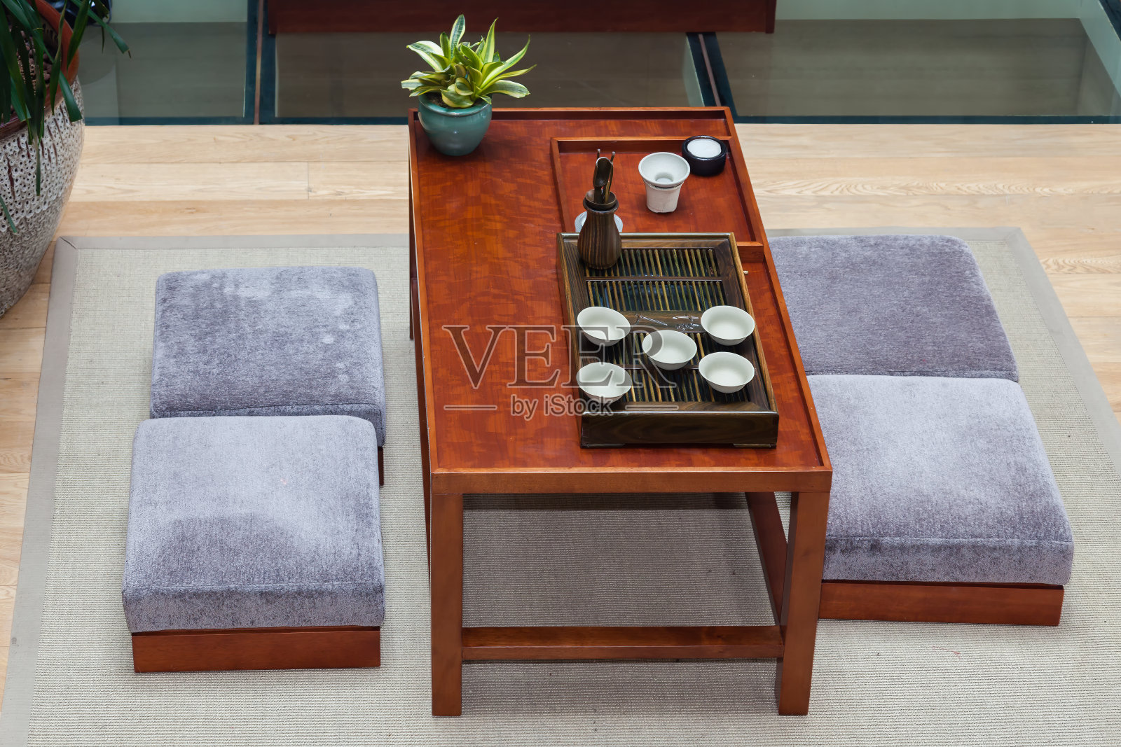现代中国传统茶室。桌上摆着盆栽和茶具。照片摄影图片