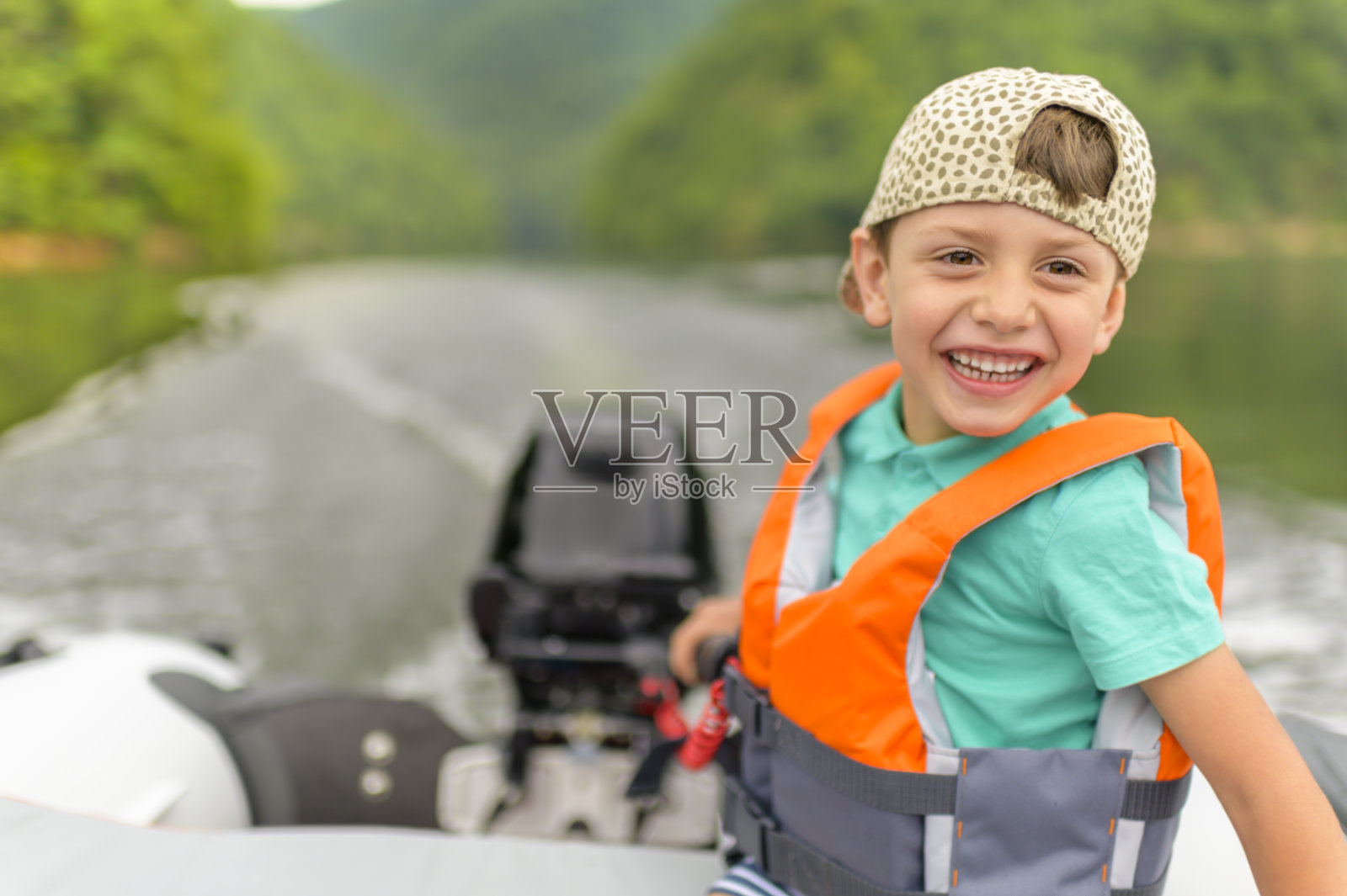 驾驶摩托艇的小男孩照片摄影图片