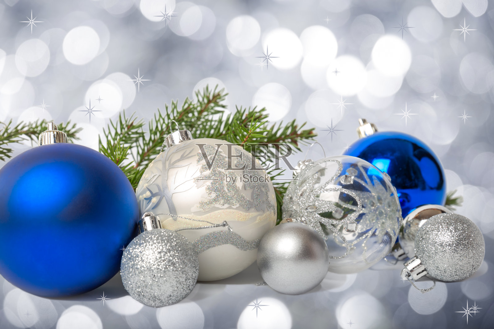 一群蓝色和银色的圣诞球照片摄影图片