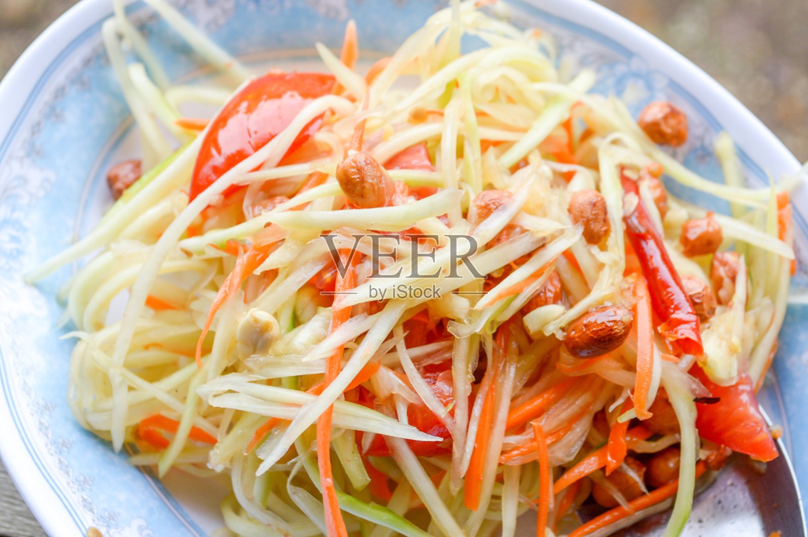 木地板上的辣木瓜沙拉——泰国健康食品照片摄影图片