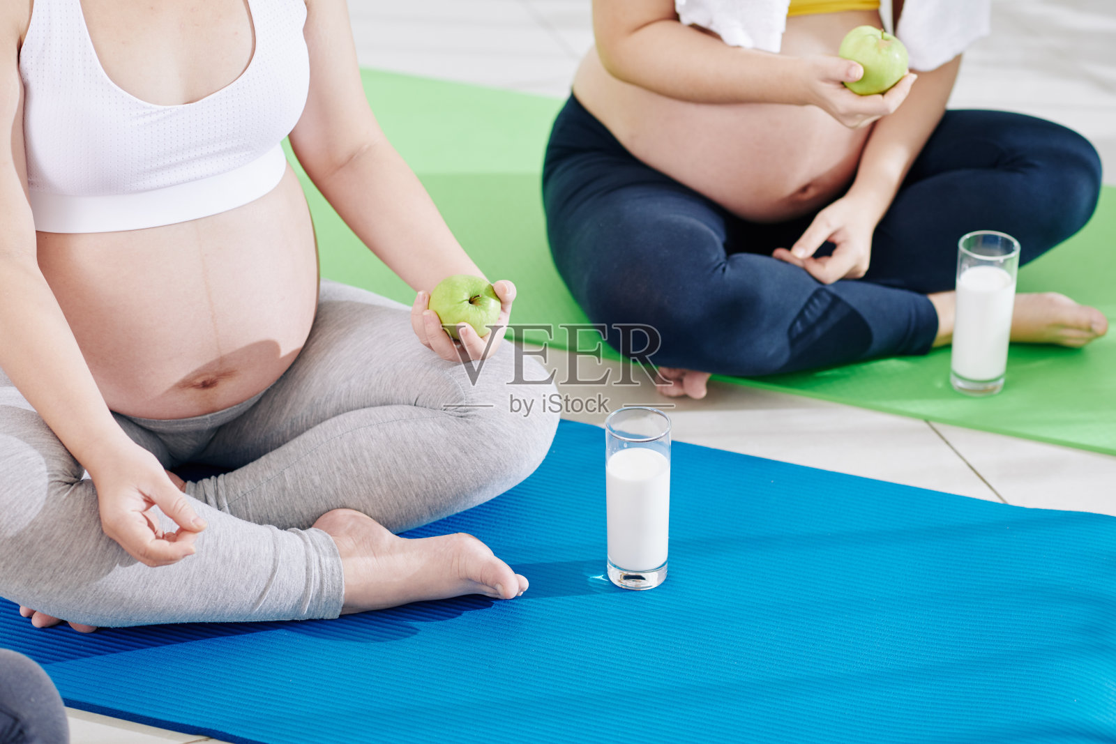 孕妇吃健康零食照片摄影图片