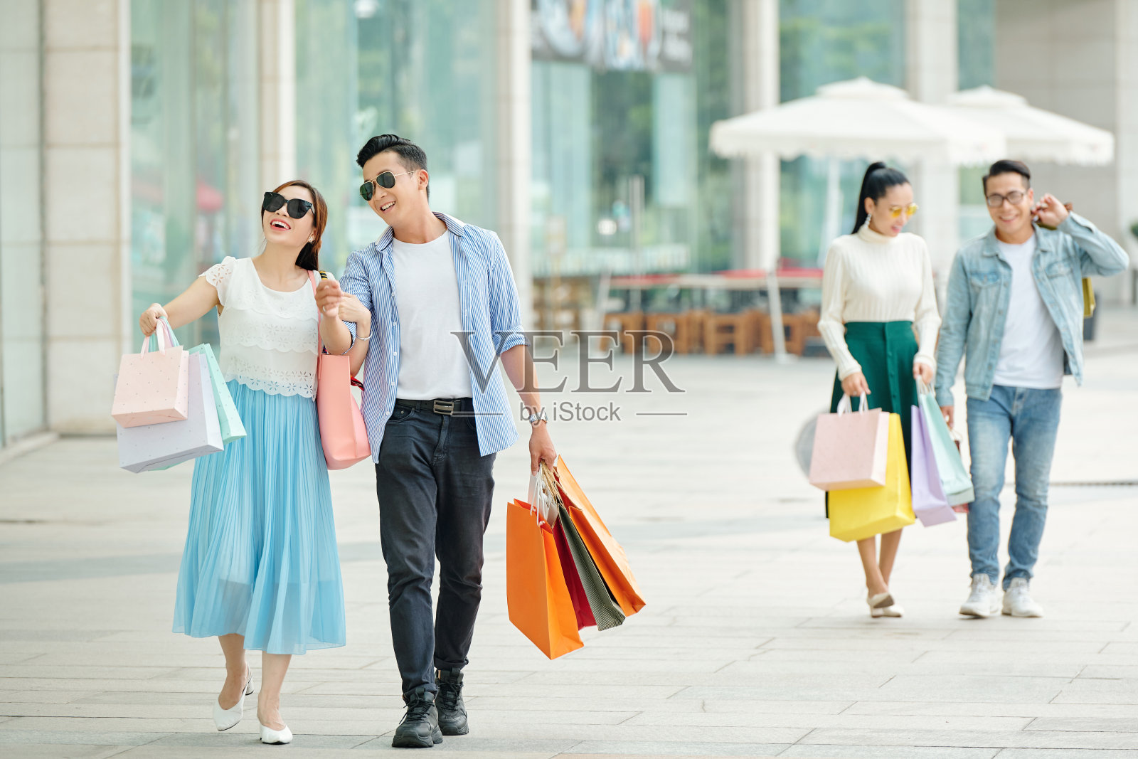 一对亚洲夫妇走在街上照片摄影图片