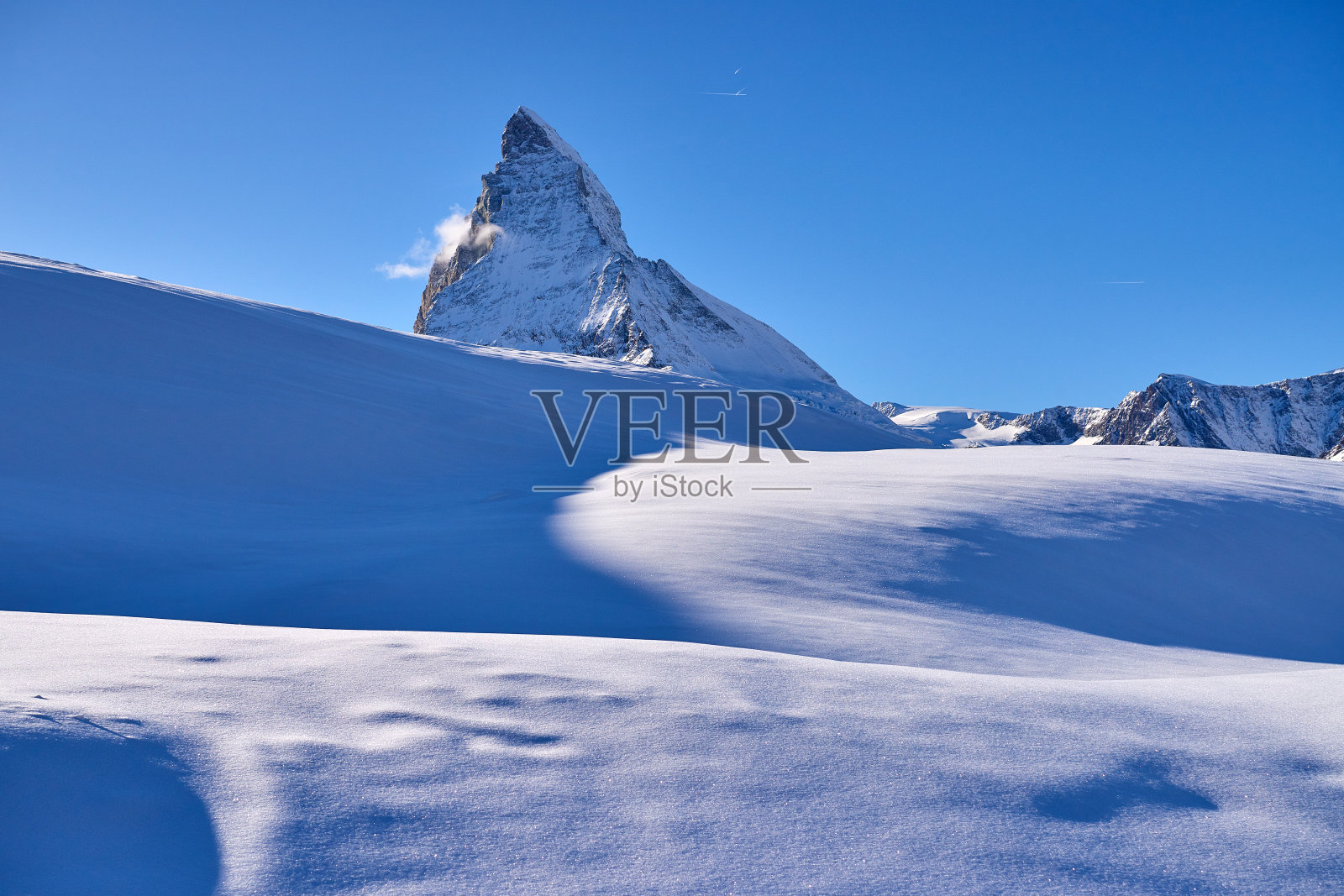 马特洪峰和雪田，瑞士阿尔卑斯山照片摄影图片