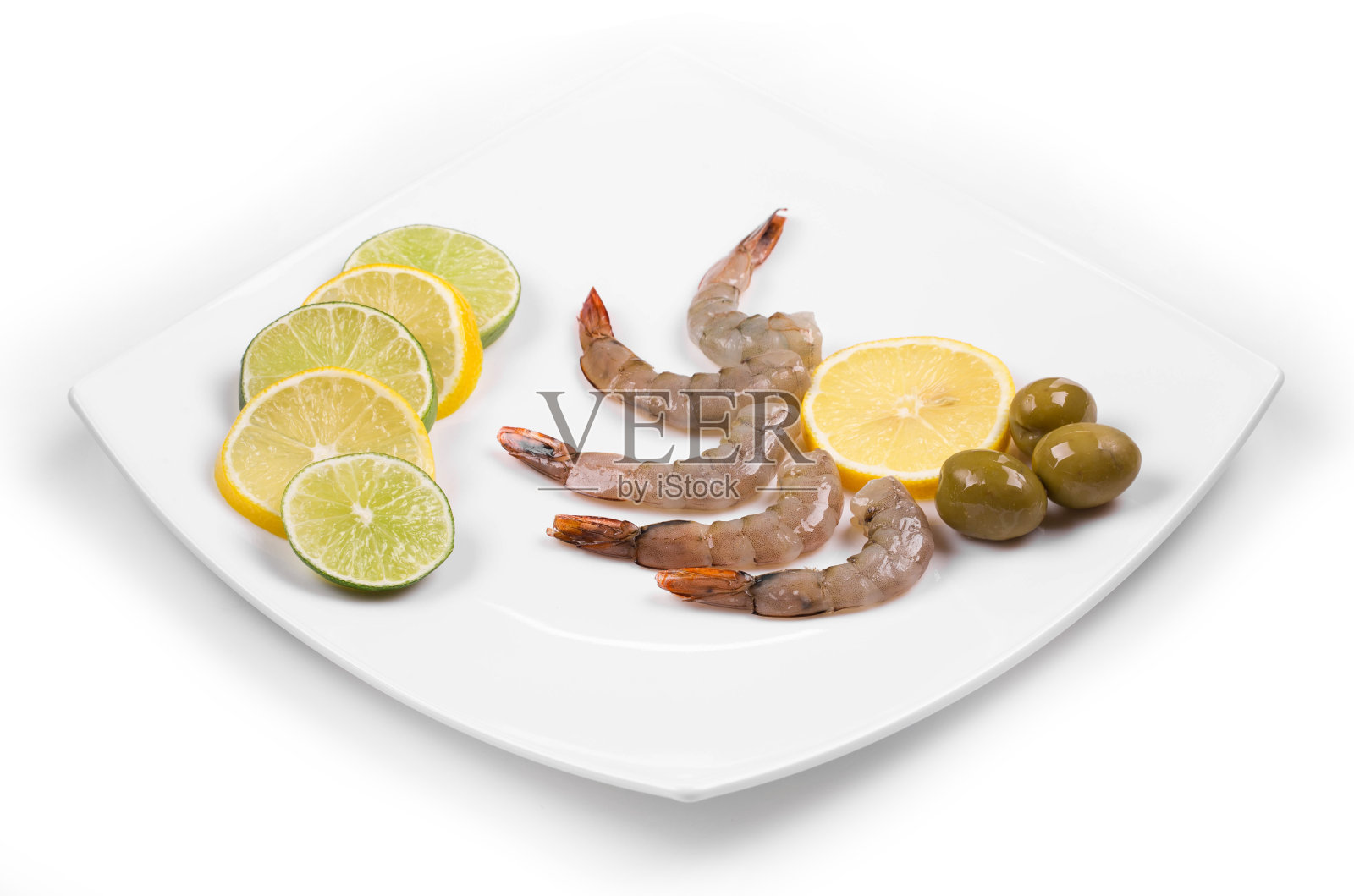 鲜虾配柠檬和三颗橄榄。照片摄影图片