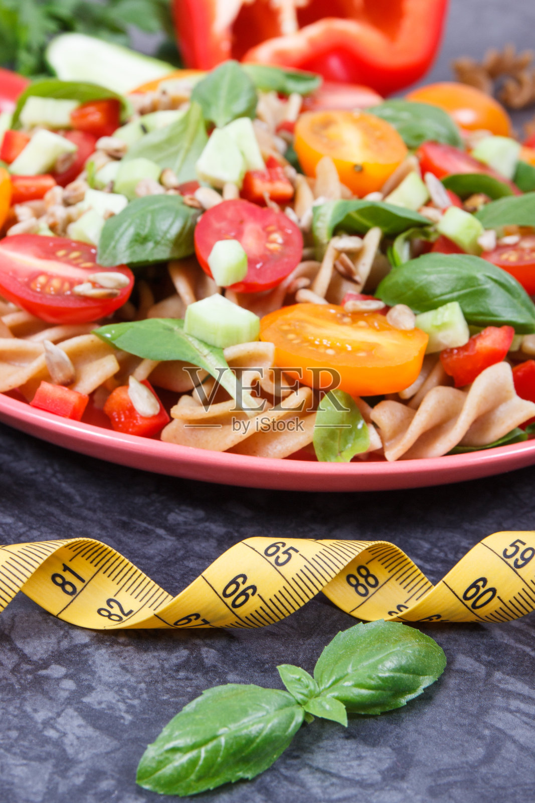卷尺，新鲜沙拉，意大利面和蔬菜。是节食减肥的最佳食物照片摄影图片