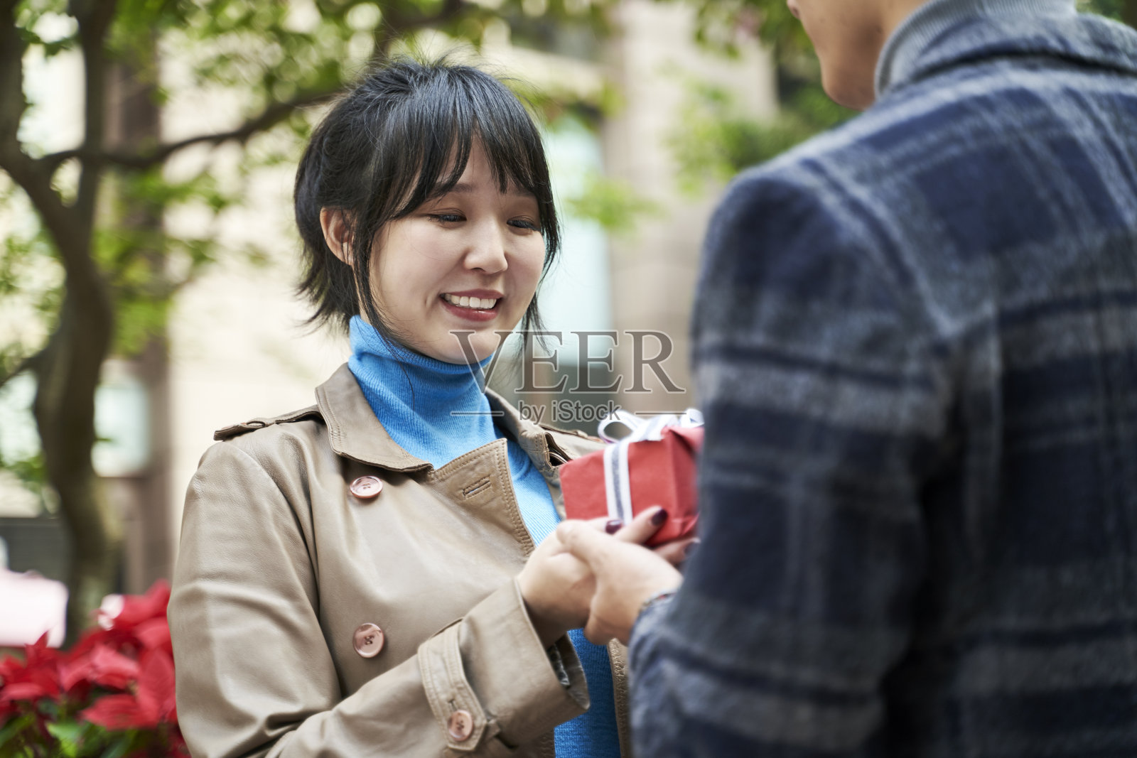 年轻的亚洲女子收到男友送的礼物照片摄影图片