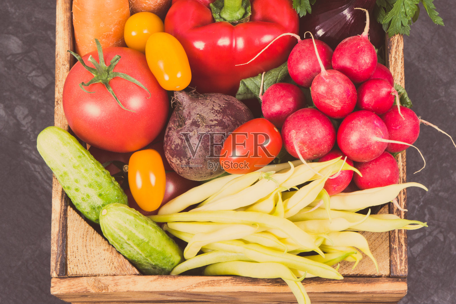 新鲜成熟的蔬菜装在木箱里，作为健康的零食，含有维生素照片摄影图片