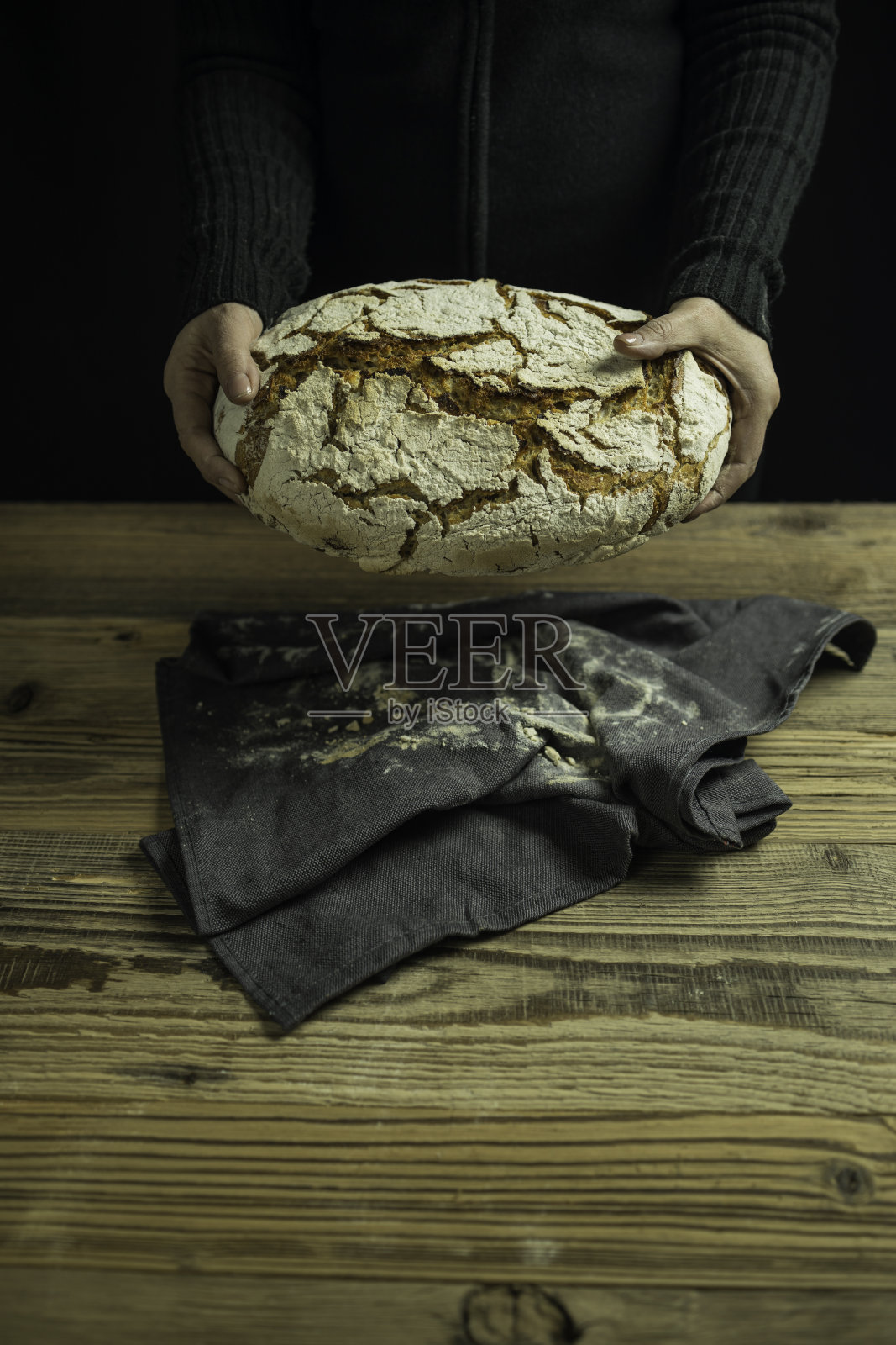 新鲜烘焙的自制“乡村风格”黑麦面包照片摄影图片