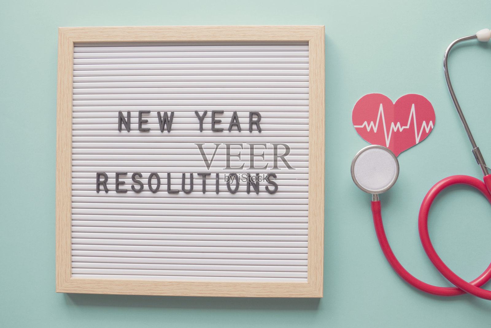 新年决心写在公告板上，上面有心脏和听诊器，还有2021年的健康和幸福目标照片摄影图片