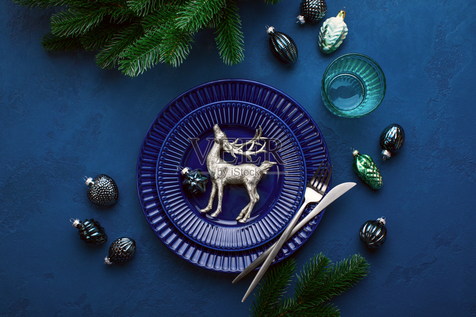 圣诞节日餐桌设置为深蓝色调照片摄影图片