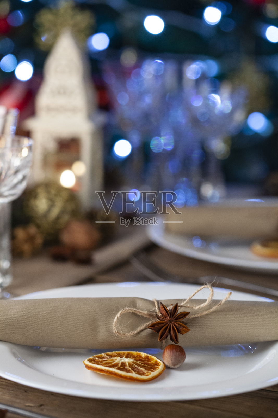 圣诞餐桌设置在质朴的木头桌子。节日装饰。照片摄影图片